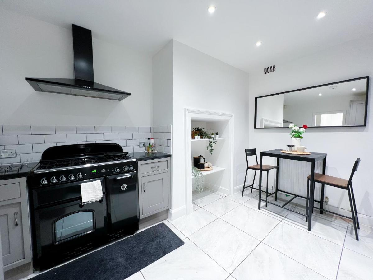 Апартаменты Stylish 3 Bed Flat With Garden Лондон Экстерьер фото
