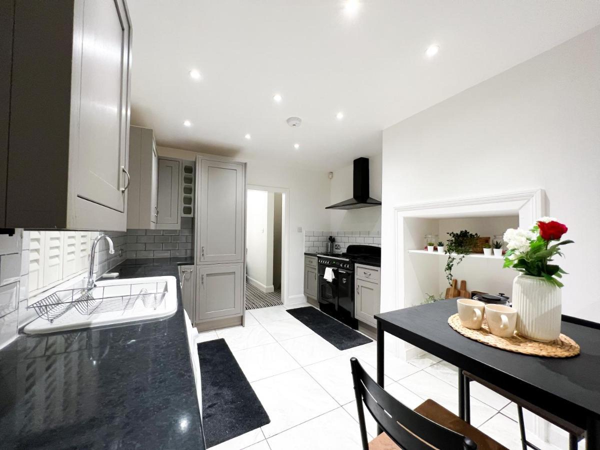 Апартаменты Stylish 3 Bed Flat With Garden Лондон Экстерьер фото